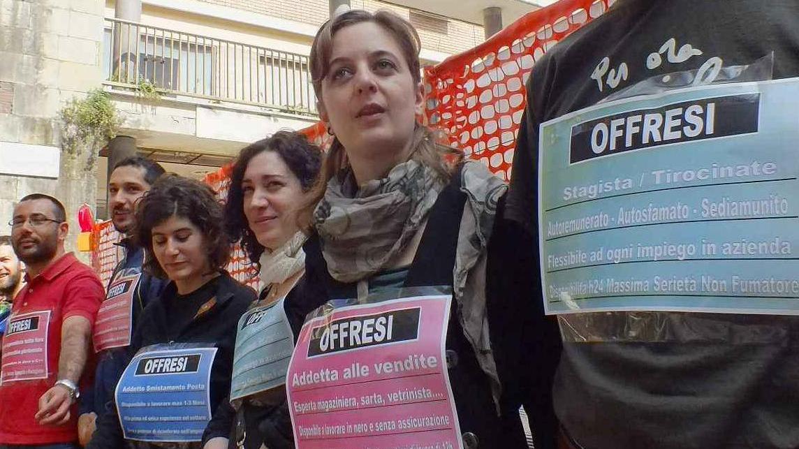 L'ironica protesta di un gruppo di precari che espongono il cartello "offresi" sul proprio corpo