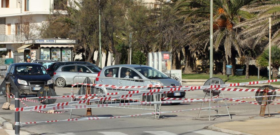 La pioggia fa saltare l’asfalto in via Lido
