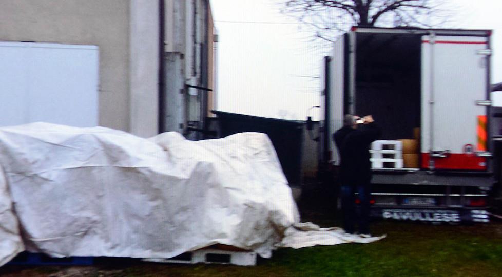 Si piantano con il furgone e il maxi furto fallisce 