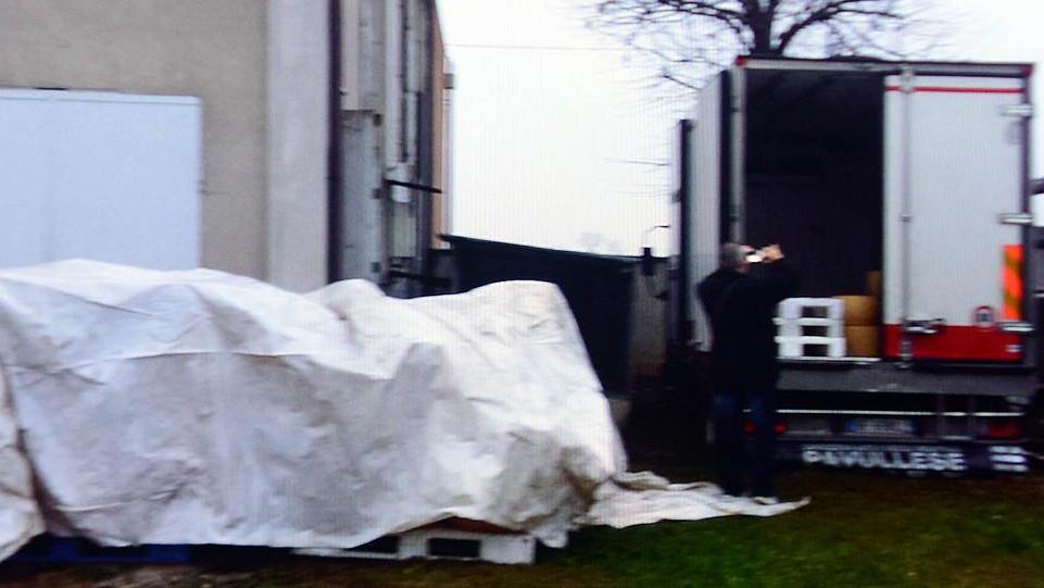 Si piantano con il furgone e il maxi furto fallisce