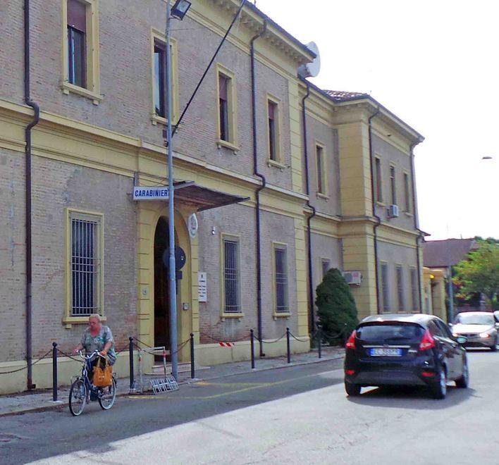 Casa a soqquadro, spariti orecchini d’oro