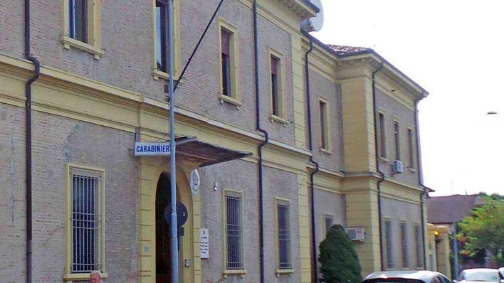 Casa a soqquadro, spariti orecchini d’oro