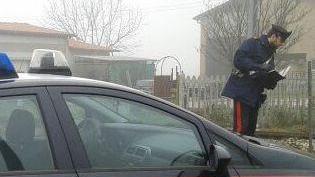 Lo prendono a calci e pugni per non pagarlo