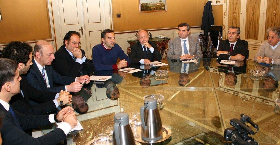 Nove colonne in cerca di adozione per una ripulita 