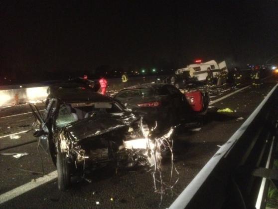 Scontro a catena in autostrada, un mezzo in fiamme