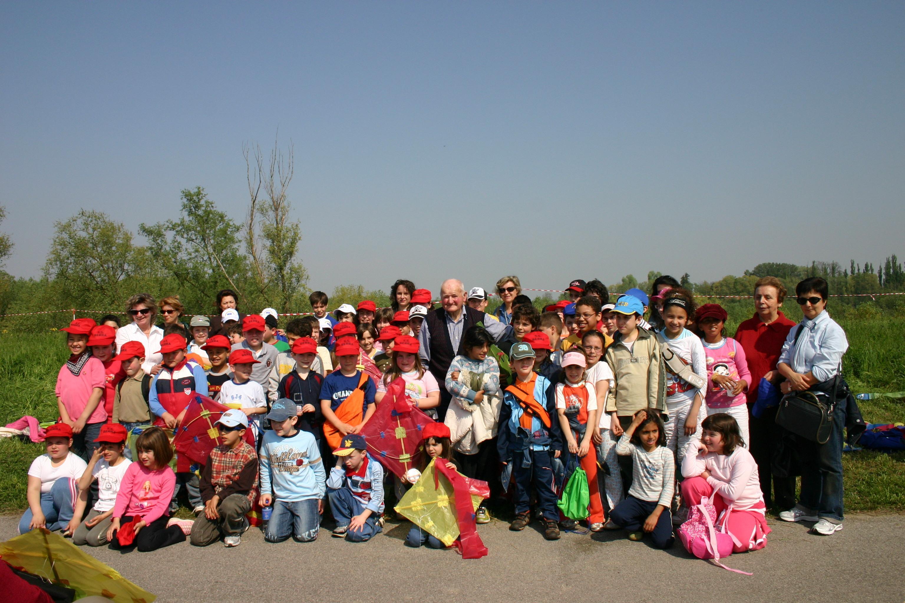 Nonno Iros (al centro) con i bambini delle scuole elementari