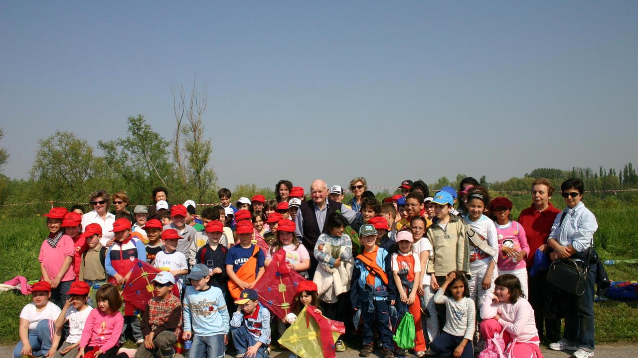 Nonno Iros (al centro) con i bambini delle scuole elementari