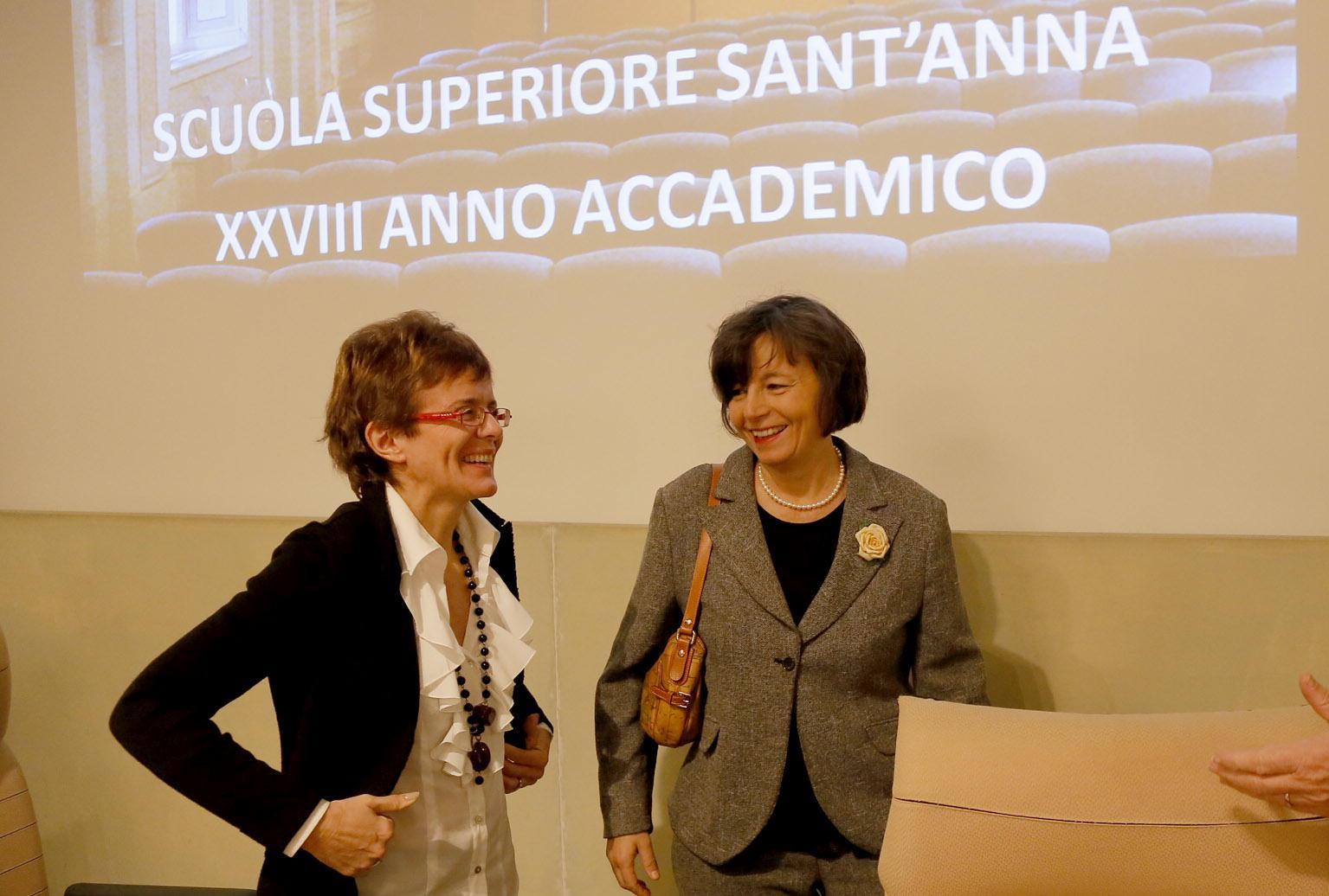 A sinistra la senatrice Elena Cattaneo con l'ex ministro Maria Chiara Carrozza