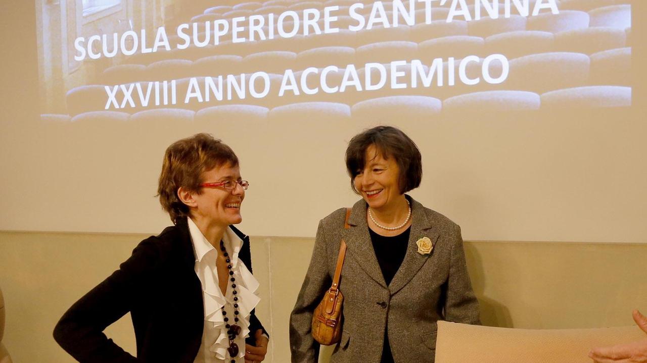 A sinistra la senatrice Elena Cattaneo con l'ex ministro Maria Chiara Carrozza