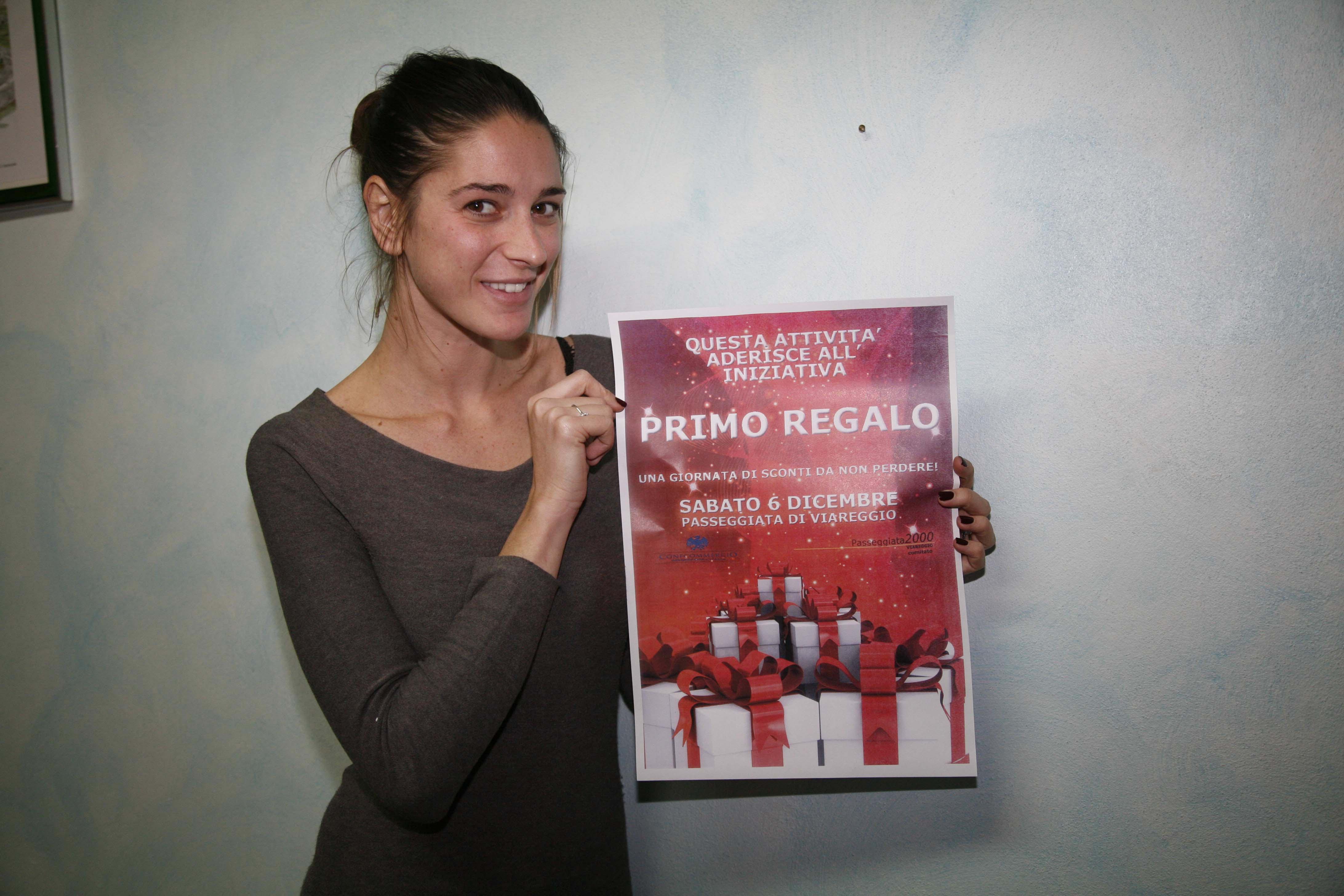 Federica Bertolani mostra la locandina dell'evento