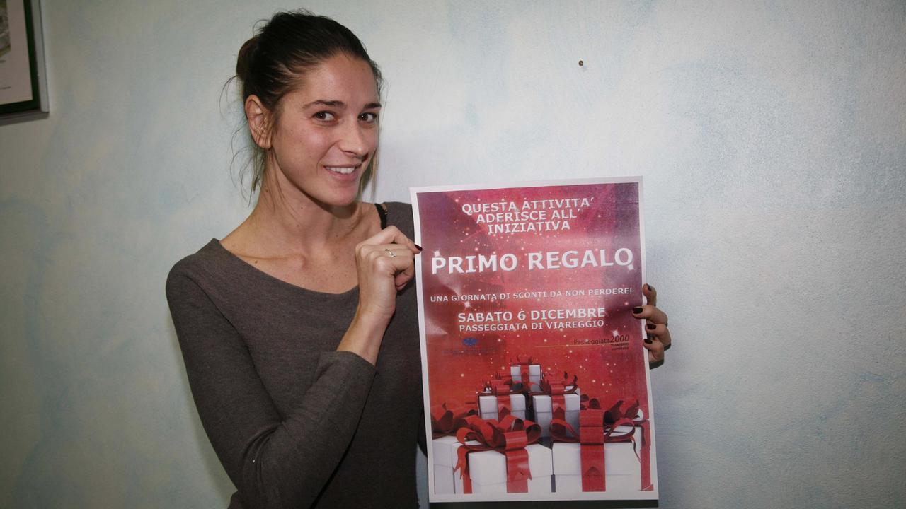 Federica Bertolani mostra la locandina dell'evento