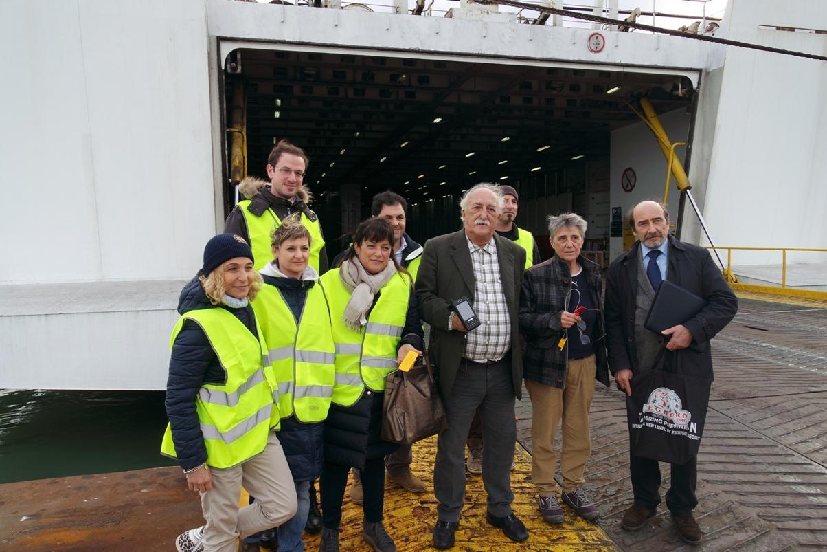 La sperimentazione del pre-clearing al terminal Ltm su una nave ro-ro: in primo piano Antonella Querci (dirigente Authority), Renzo Conti (presidente Ltm) e Agnese Tonola (Agenzia delle Dogane)