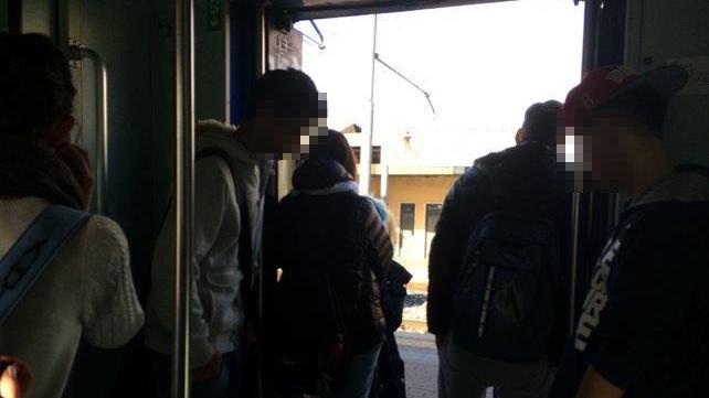 Alcuni studenti a bordo del treno 3057 che da Lucca arriva fino a Firenze
