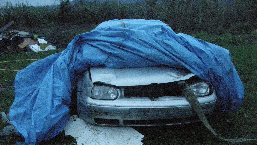 L'auto che ha abbattuto un palo della luce