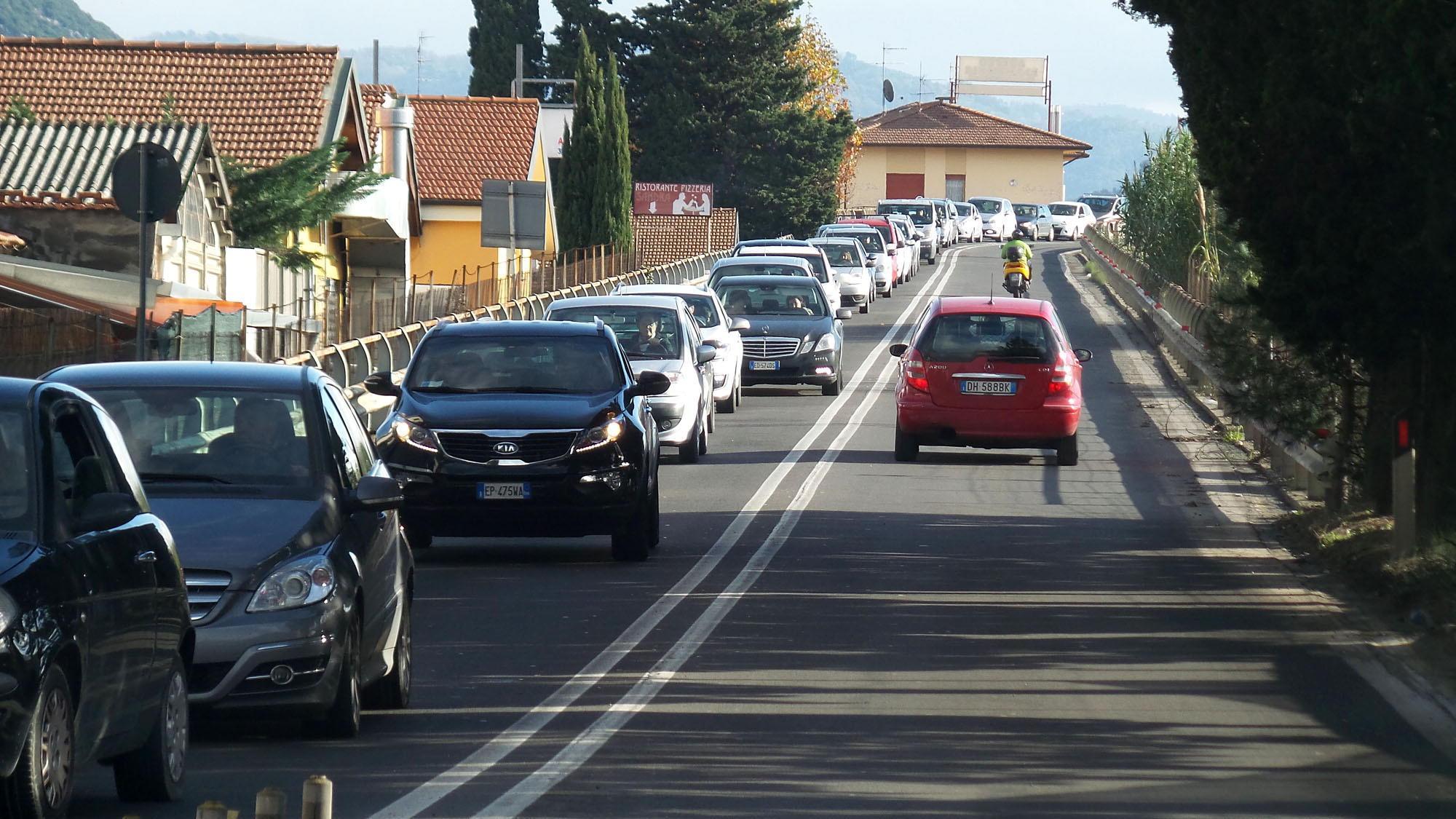 Le auto in coda sul cavalcavia dell'autostrada (Foto Nucci)