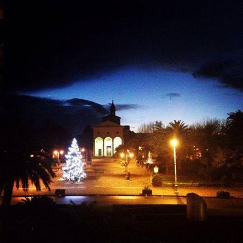 La piazza di Vada con l'albero illuminato