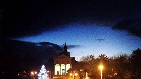La piazza di Vada con l'albero illuminato