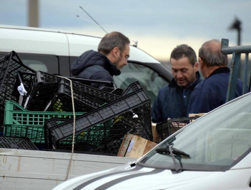 Gli ispettori ambientali controllano un cittadino (foto Franco Silvi)