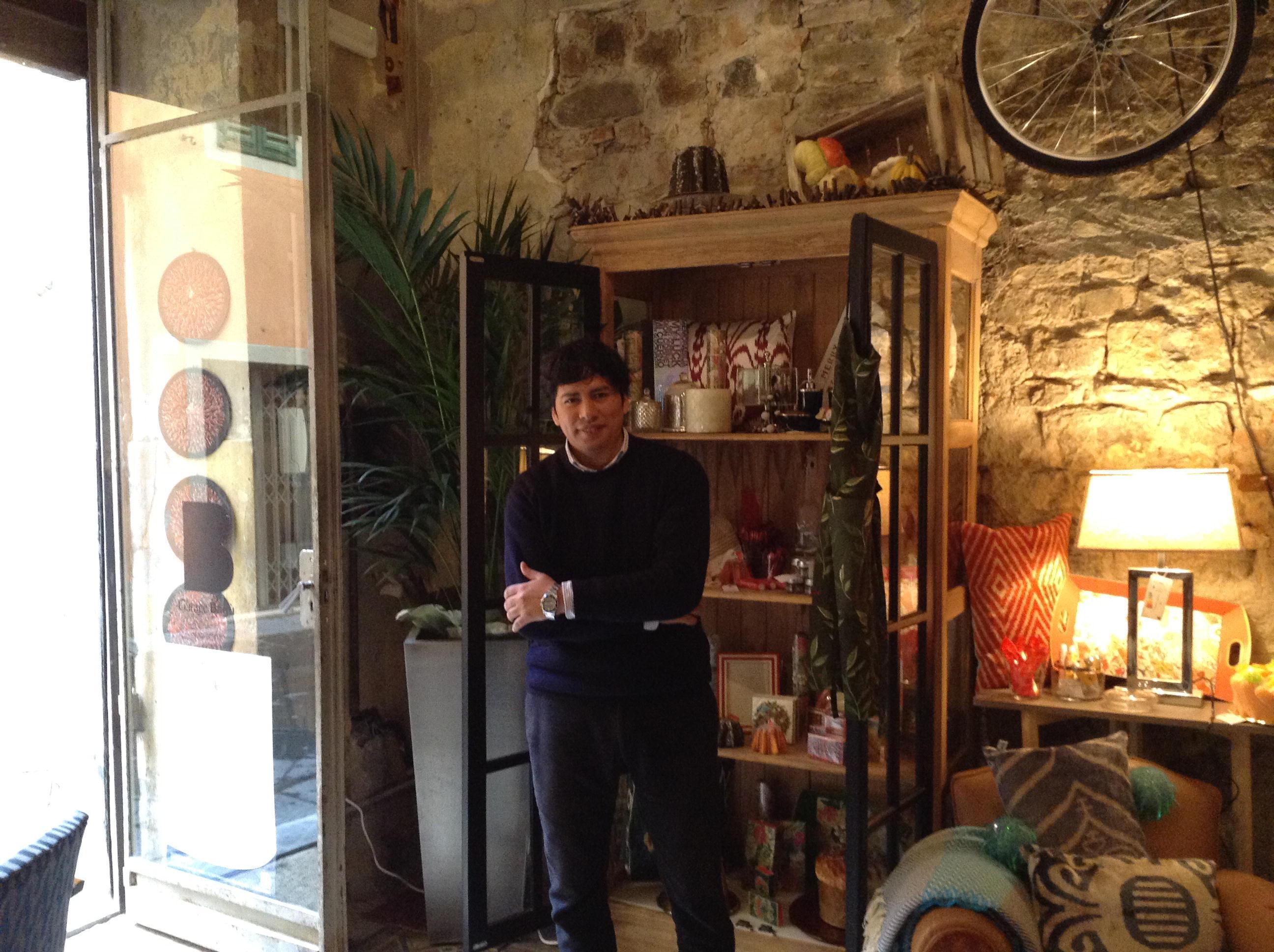 Il commesso Luis nel Garage Bagù in via dell'Accademia