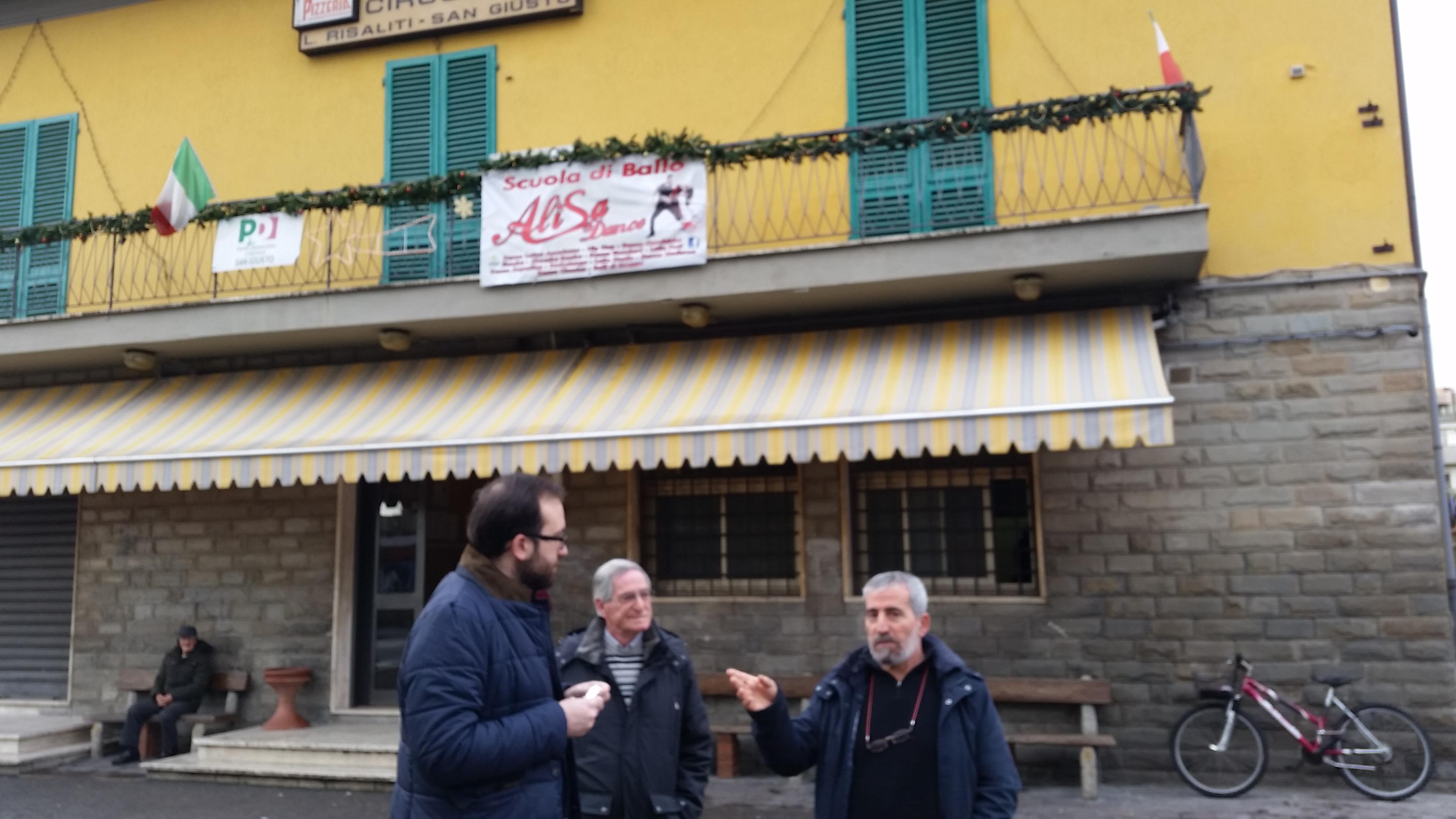 Davanti al circolo Risaliti di San Giusto: il presidente Andrea Ghetti, il vice presidente Learco Tempesti e Fiore Serafini