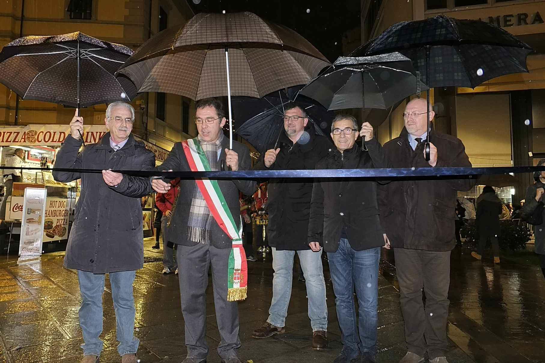 Il taglio del nastro della Notte bianca sotto la pioggia