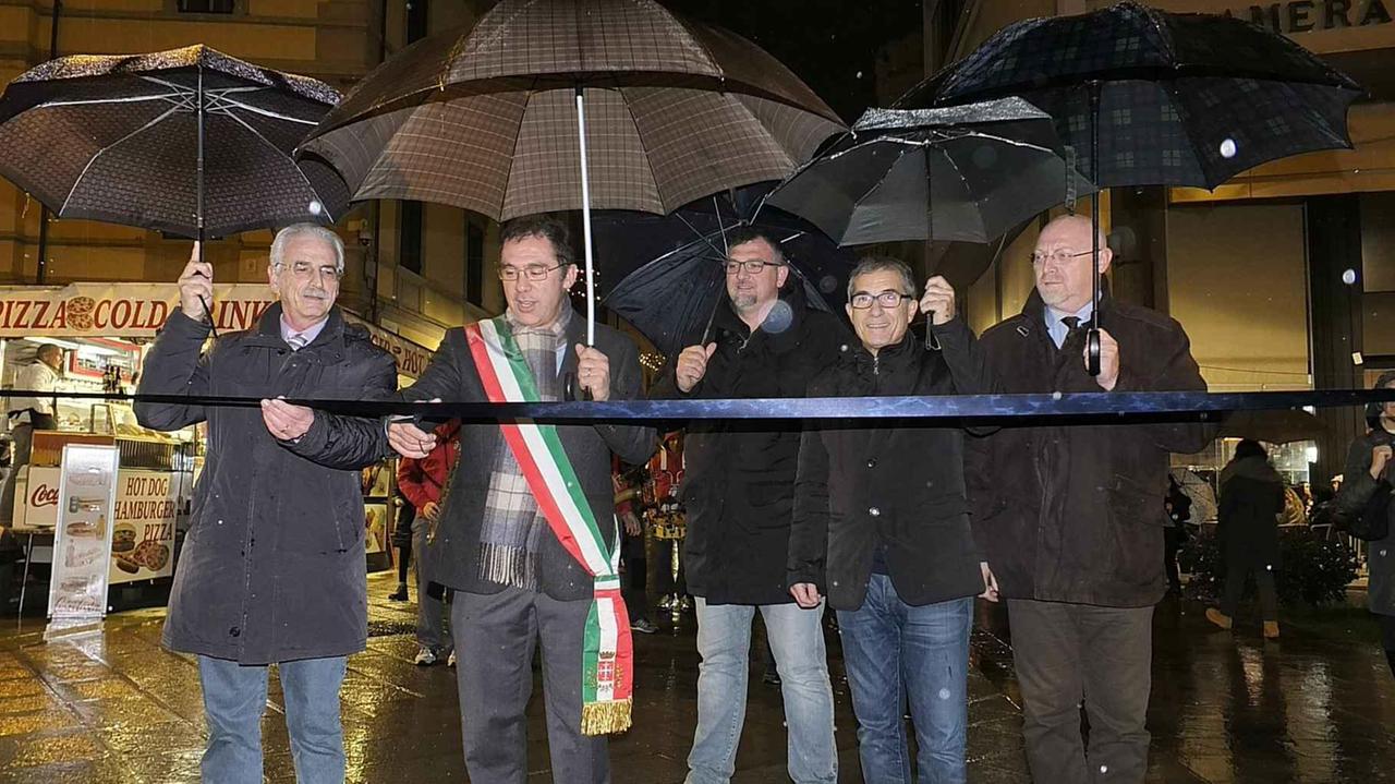 Il taglio del nastro della Notte bianca sotto la pioggia