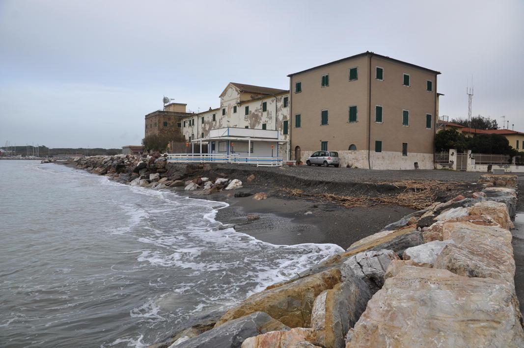 L'avanzare dell'erosione all'altezza della caserma Villa Ginori