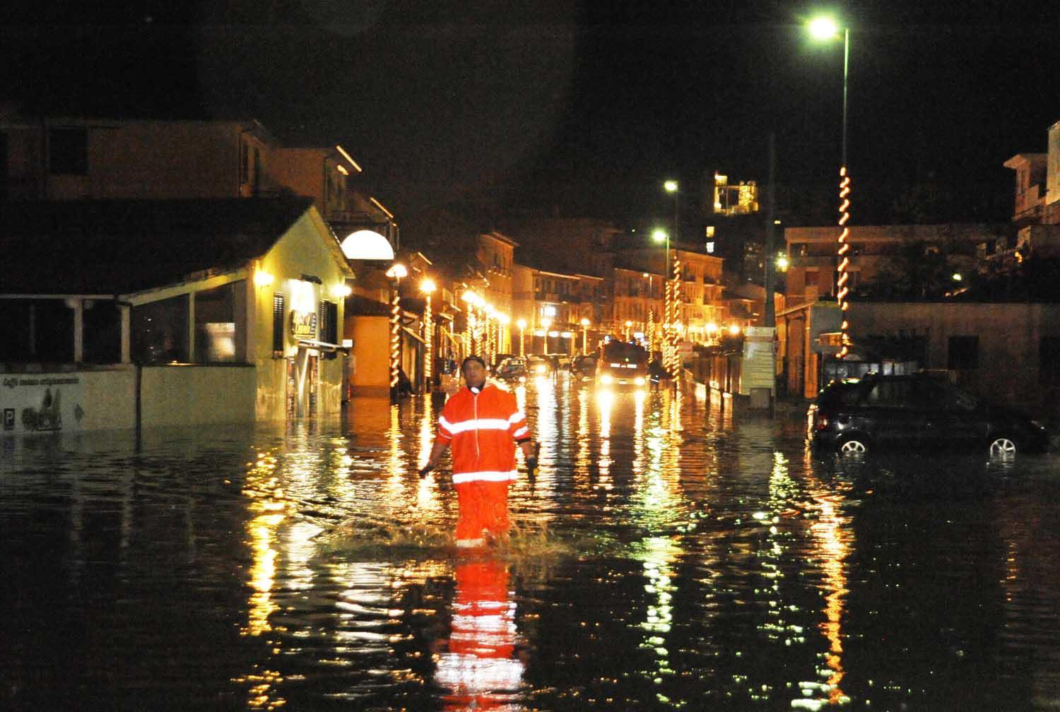 Via Manganaro allagata con il nubifragio di venerdì (foto di Giò Di Stefano)