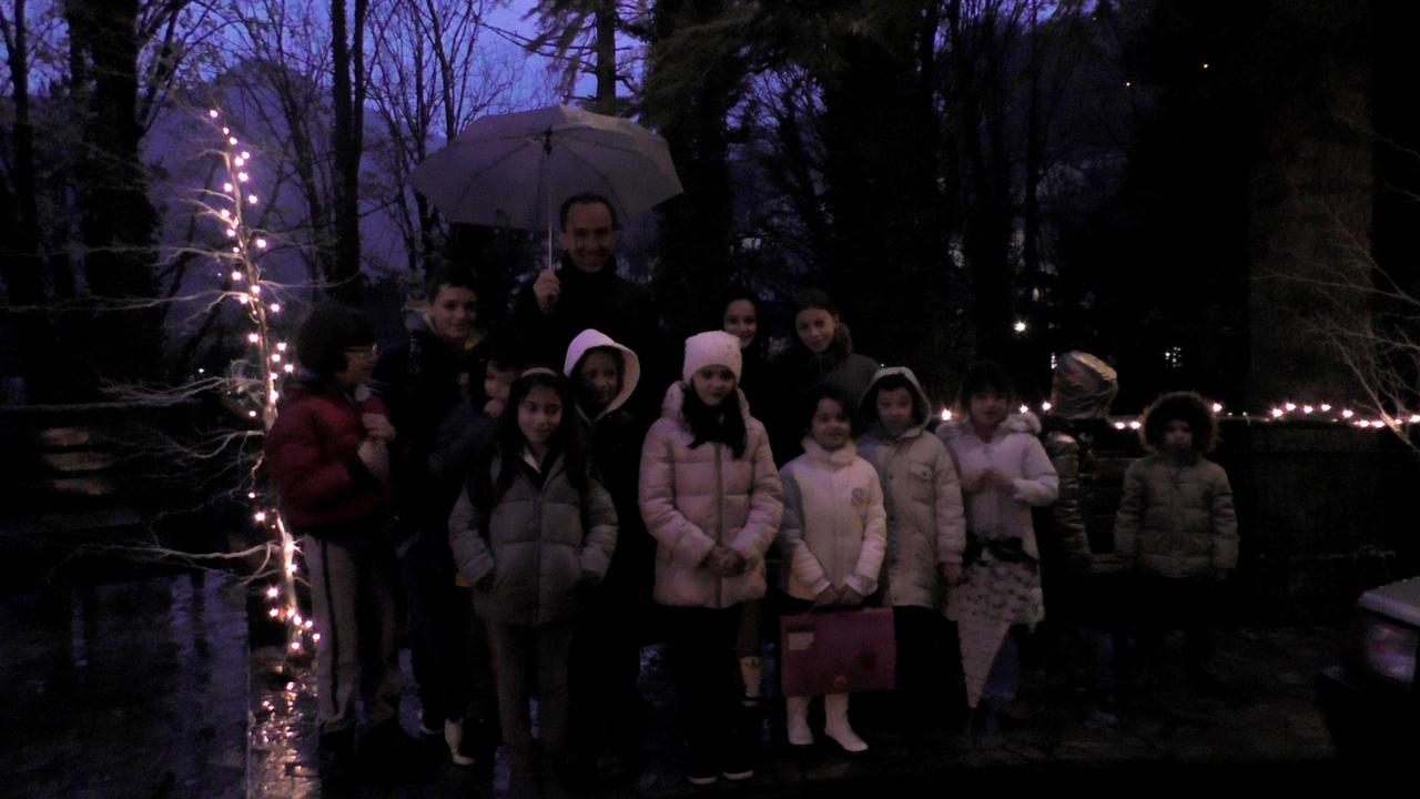 Il coro dei bambini di Cutigliano sotto l'albero della chiesa con il sindaco Tommaso Braccesi
