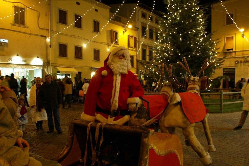 Torna l’albero in piazza e domani luminarie accese