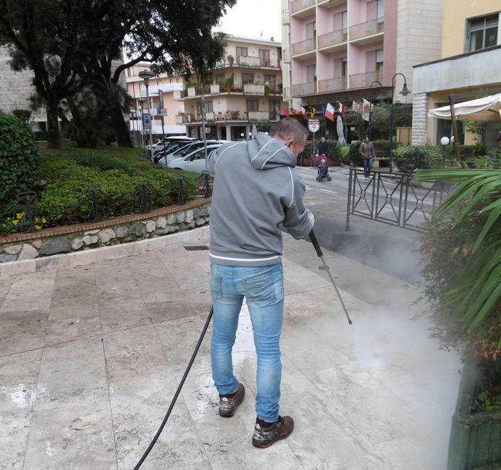 Ripulite le macchie scure dal travertino in piazza