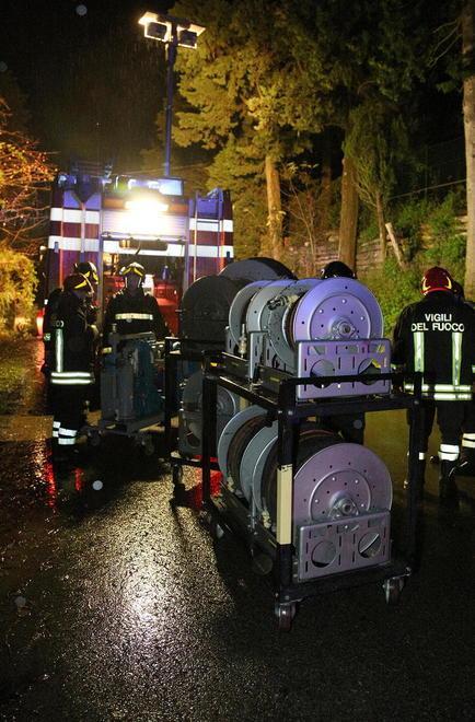 Camion con tremila litri di gas si ribalta e precipita nella scarpata 