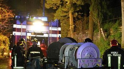 Camion con tremila litri di gas si ribalta e precipita nella scarpata