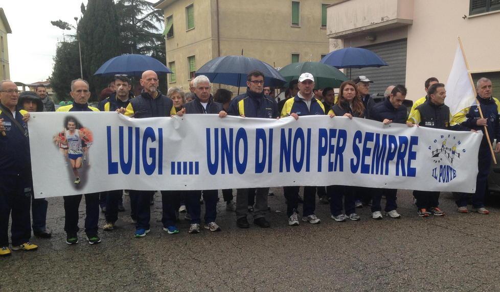 “Uno di noi per sempre” Striscione per l’atleta morto 