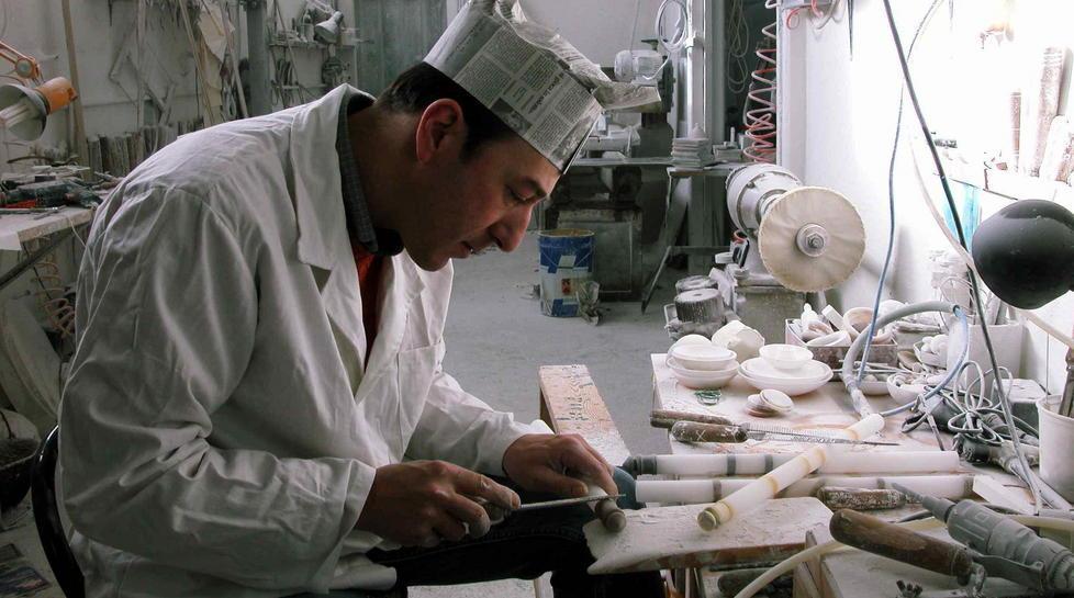 Il Regalo di Natale racconta l’arte di lavorare l’alabastro