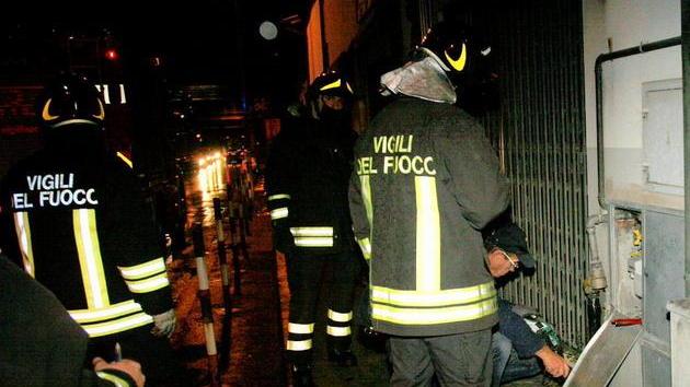 Auto abbatte una colonnina e provoca una fuga di gas