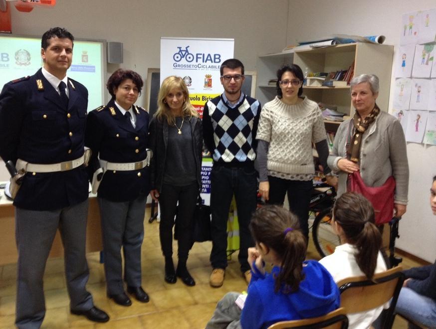 Alunni a lezione di sicurezza in bici