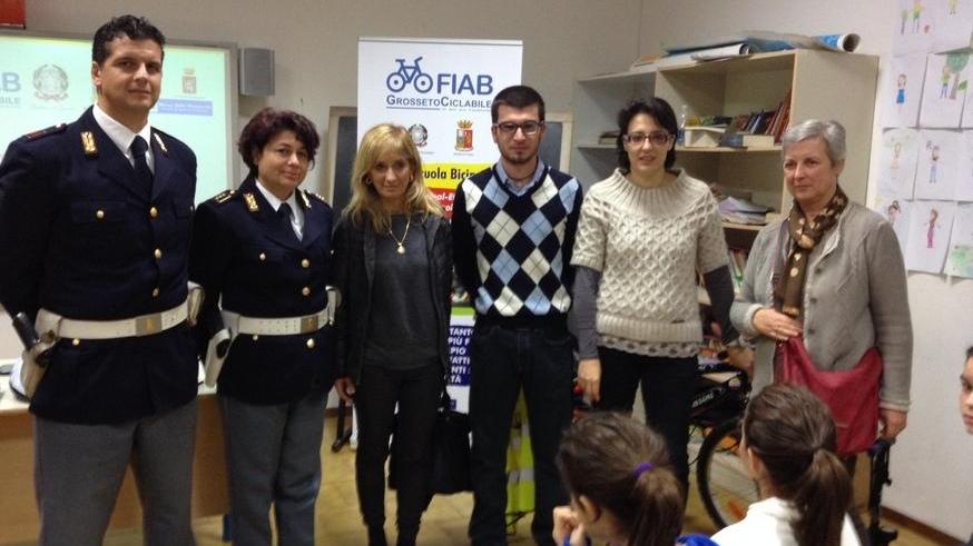 Alunni a lezione di sicurezza in bici