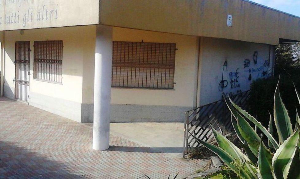 Scritte oscene sui muri della ludoteca