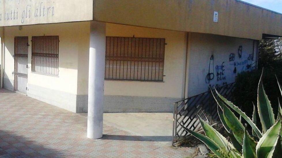 Scritte oscene sui muri della ludoteca