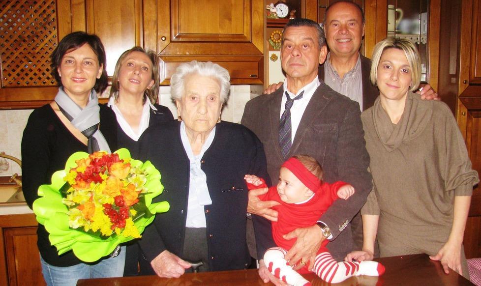 Vigarano, festa per i 102 anni della bisnonna Argentina 