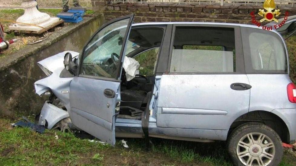 Incinta di 6 mesi muore nello schianto