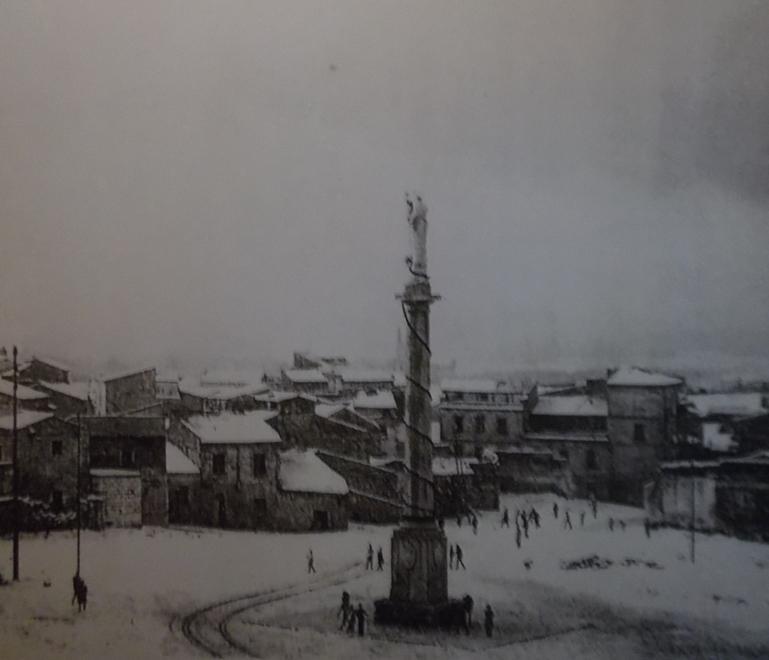 Nella foto concessa da Vittorio Motroni, la colonna durante la nevicata del 1959