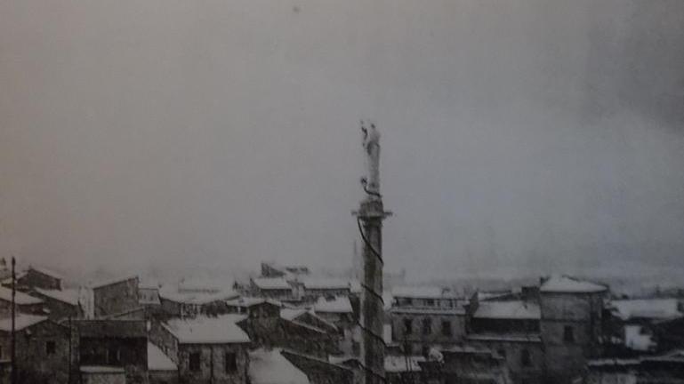 Nella foto concessa da Vittorio Motroni, la colonna durante la nevicata del 1959