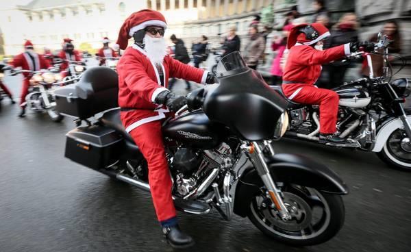 Babbo Natale arriva in Harley Davidson al reparto di pediatria di Cisanello