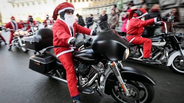 Babbo Natale arriva in Harley Davidson al reparto di pediatria di Cisanello