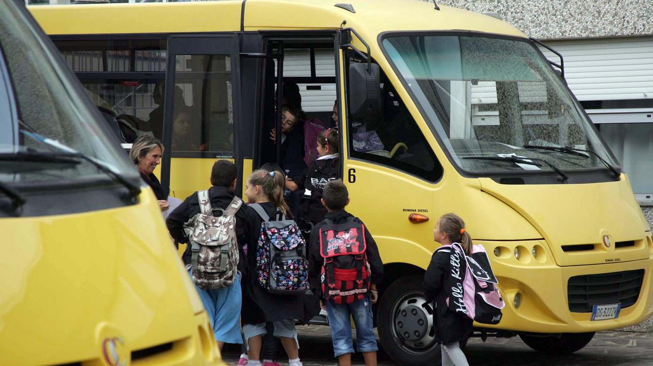 Uno scuolabus in servizio a Viareggio