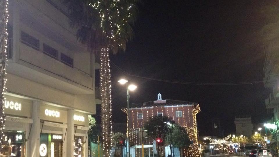 Luci di Natale in centro a Forte dei Marmi