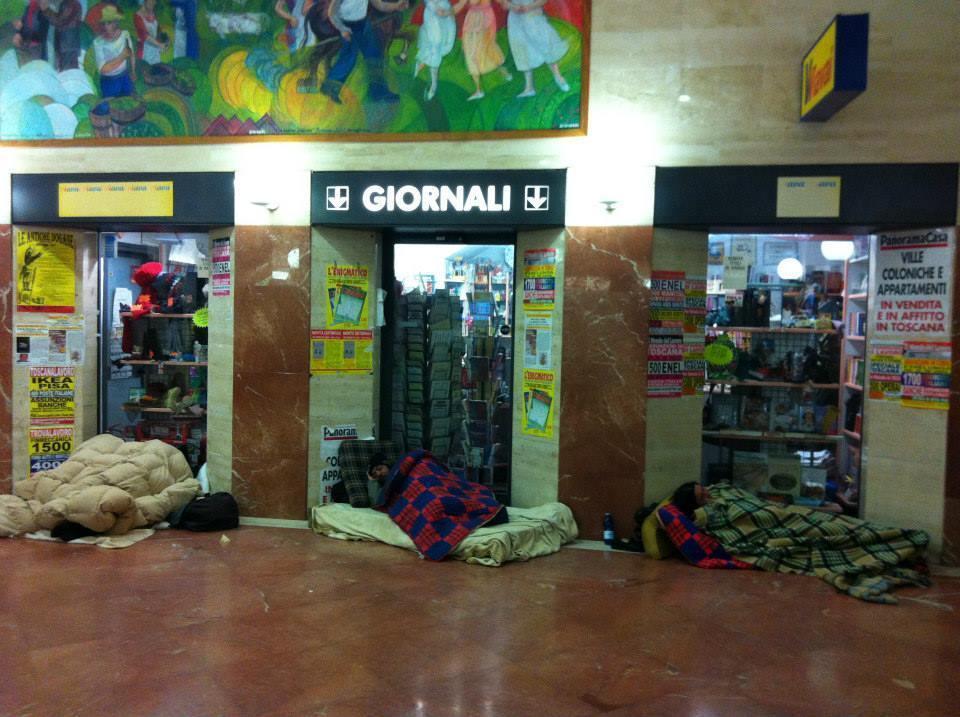 Senzatetto che dormono in una stazione toscana