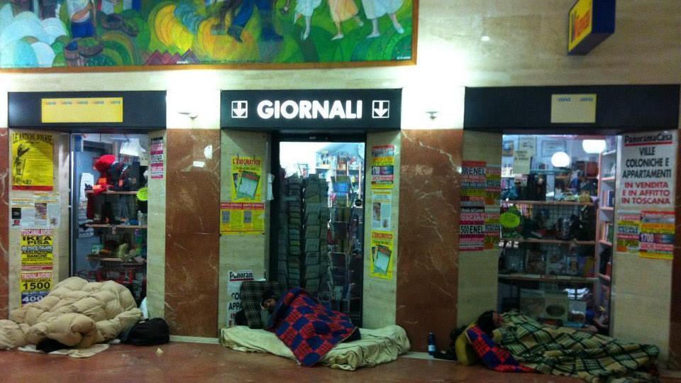 Senzatetto che dormono in una stazione toscana